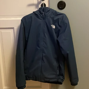 The North Face Jacka - Varm och skön The North Face jacka i 8,5/10 skick | Färg: Marinblå | Använt under vintern | Inga skavanker | Nypris Ca: 1300kr | Xs men passar S/M