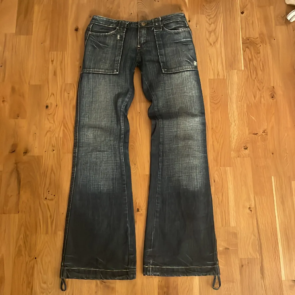 Säljer dessa sjukt snygga jeansen, Vintage låg midja och boutcut, även fickor bak✨. Jeans & Byxor.