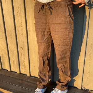 Bruna linnebyxor - Bruna linnebyxor från DesignBySi🤍 lite för stora för mig och därför har de knappast använts.