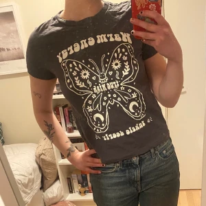 Tröja med tryck - Supersöt tröja från Pull&Bear som jag säljer då den inte kommer till användning🤩