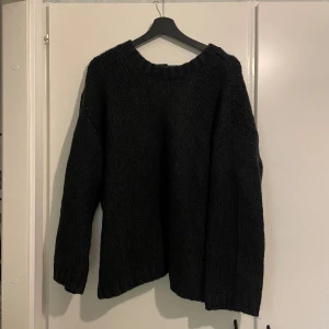 Stickad tröja - Stickad tröja från Kappahl med snygg detalj i ryggen. Inte använd så mkt, perfekt oversized stickad tröja ✨