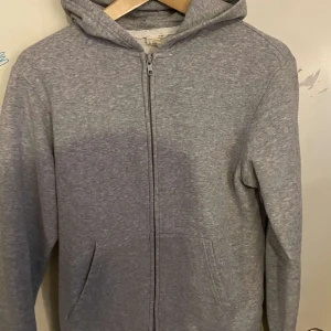 Grå zipp up - Säljer denna bekväma och snygga tröja eftersom den inte kommer till andvändig eftersom den är för liten, rätt så bra skick. 