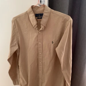 Polo ralph lauren skjorta - 1̶4̶0̶0̶kr nu 250kr - Storlek M Använd några gånger Felfri Nypris 1400kr