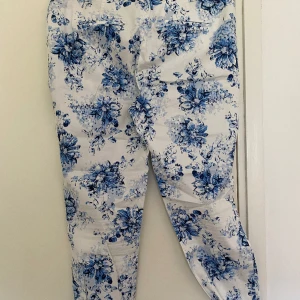 Blommiga Byxor. 40 - Capri byxor i storlek 40.  Från Ginatricot