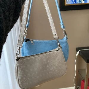 Axelväska  - Säljer dessa 2 axelväskorna inifrån Gina! Bra skick!!! Köpt för 299kr/st Säker för 150kr/st Pris går att diskutera 