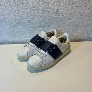 Valentino skor - Valentino open skor - mörkblåa. Skorna är lite använda med utbytta innersulor men fortfarande i grymt skick och mycket kvar att ge! 