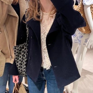 JÄTTE FIN KAPPA - En jätte fin kappa!! Den går att ha både knäppt eller uppklätt beroende på hur man vill ha den💕passar mig som har xs-s och min vän som har s-m beroende på hur man vill att den ska sitta💕saknar en knapp högst upp, men inget men tänker på💕