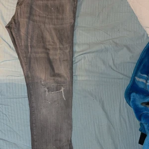 Dsq2 byxor  - Säljer min dsq2 för gillar inte den längre har tröttnat den är äkta i bra kicks. Har tappat kvitto efter jag har flyttat drf säljer den billigt den är egen designad. 