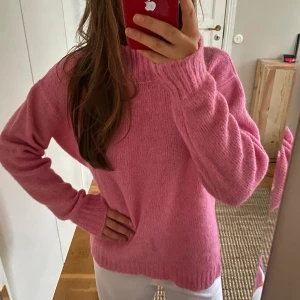 Rosa stickad tröja - En söt rosa tröja som har lite krage som man kan välja att vika ner om man vill som jag gjort på sista bilden. Det ser ut som en fläck på första bilden men det är tröjan som vikt sig! 💕💕