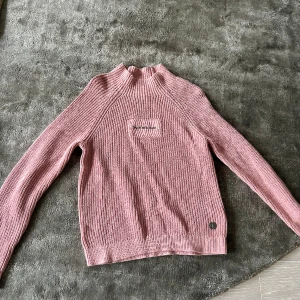 Stickad calvin klein tröja  - En oanvänd stickad rosa calvin klein polo tröja. Perfekt till vintern! Finstickad, därmed väldigt mjuk. 💓