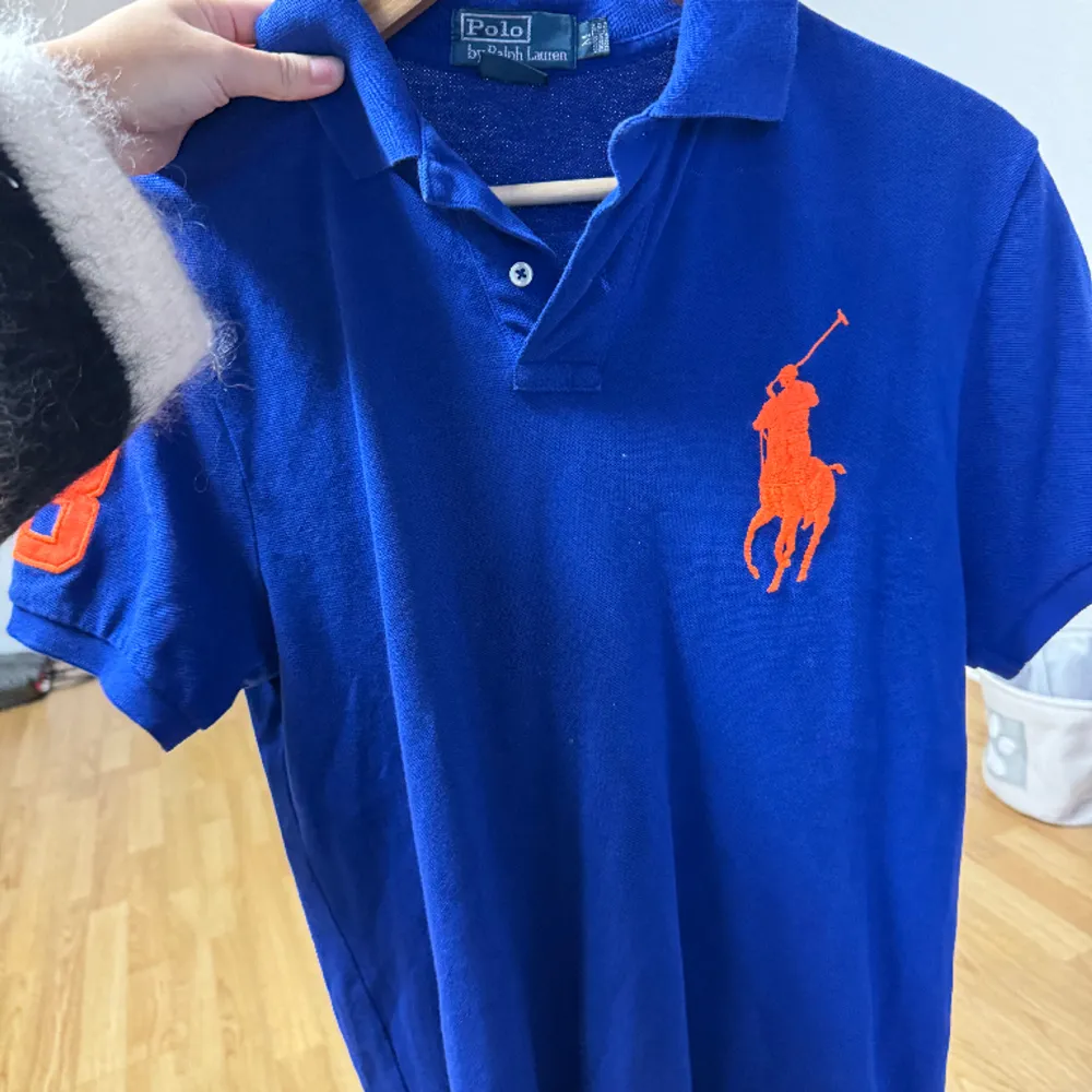 En Ralph Lauren tröja som inte kommer till användning. Säljer åt min bror. Tröjan är i fint skick. . T-shirts.