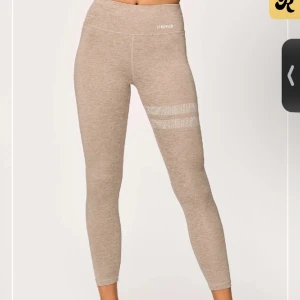 Träningsbyxor  - Träningsbyxor ifrån stronger i storlek M men skulle personligen säga att storleken är mer som en S. Knappt använda då dem är för små för mig så i gott skick. (Pris kan diskuteras)