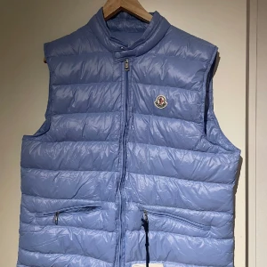 Moncler väst  - Helt ny moncler väst storlek L , passade inte mig , helt oanvänt bara testat den. Frakt till kommer 📦