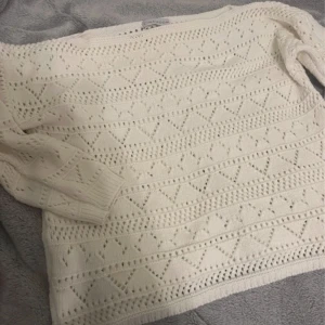 Trekvartsärmad tröja  - Trekvartsärmad tröja från cinamoon. Super fin men säljer då garderoben måste rensas! 💖