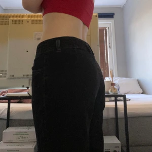 Svarta ribbade ”finare” jeans  - Man knäpper dom som kostymbyxor men känns mer som jeans, sitter sköt men inte min stil, inges slitage men väl använda.