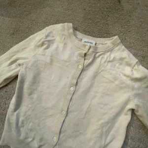 Kofta - Superfin kofta från monki! Säljer då den inte kommer till användning lika mycket längre. Pris kan diskuteras. Fråga vad som helst😘😘😘❤️❤️❤️