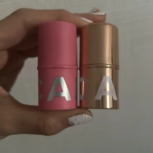 Caia blush och highliter stick - Säljer 2 helt nya sticks från Caia. Köpte fel färg och därav säljer jag dessa nu. Skriv privat för fler frågor ❤️