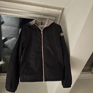 moncler windbreaker - tjena,  moncler vind jacka i färg marin blå pga att den är för liten, helt som nyskick så 10/10,finns inga defekter eller liknande, självklart äkta och är köpt på deras egna hemsida,passar dig bäst som är ca 170cm, hör av dig vid fler frågor&bilder🙏🏽🙌🏽