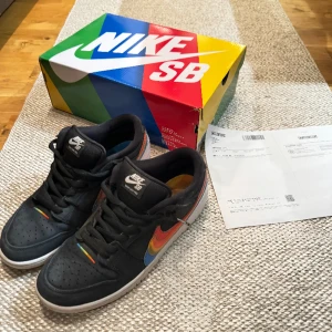 Nike sb dunk polaroid  - Hej!  Säljer mina skor då dom är för små för mig. Dom är använda ungefär tio gånger men inget större tecken på användning. Allt og tillkommer inklusive kvitto, tveka inte att höra av dig om du har nån fråga ! Priset är inte hugget i sten.