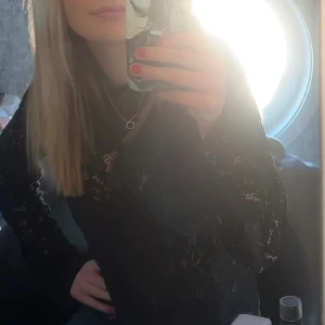 Spets topp - Säljer min spetströja från bikbok! Så fin tröja med u-ringad rygg och slit nertill vid armarna. Köptes för någon månad sen men bara använts få gånger så är i nyskick. Köptes för 459kr💕💕 Fin att ha med både linne och utan.