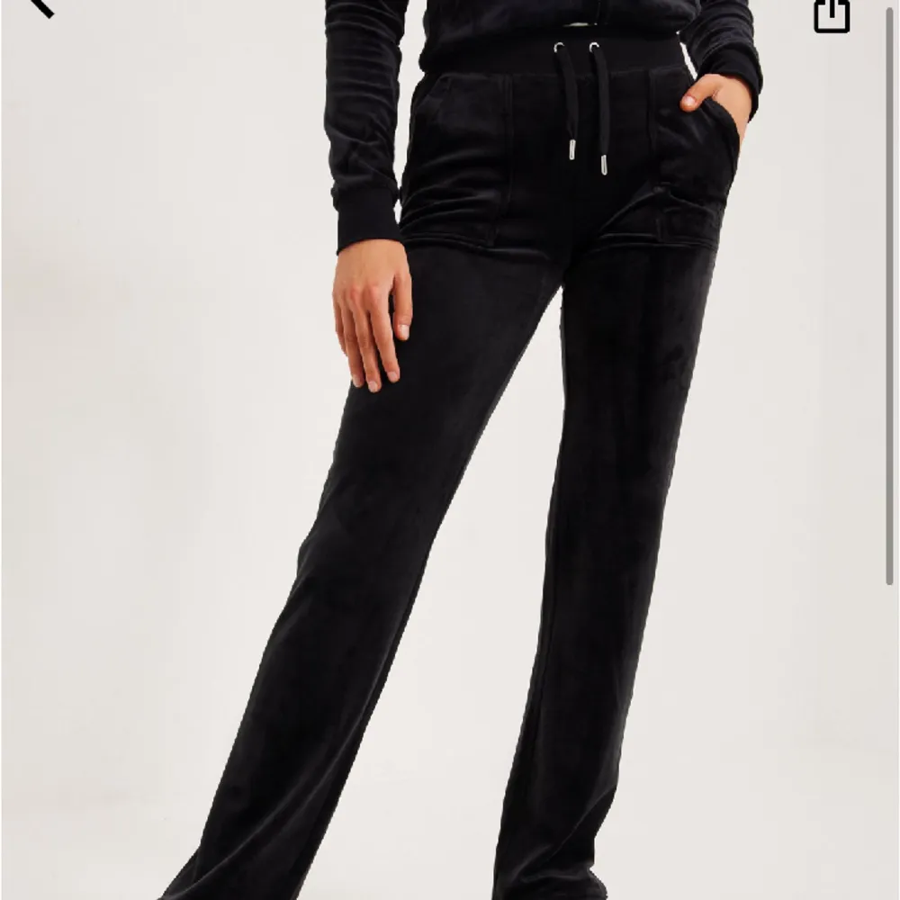 säljer även mina svarta juicy byxor pga de kommer inte till användning, kontakta för mer information❤️. Jeans & Byxor.
