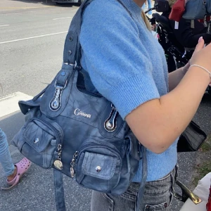 blå väska - köpt på en marknad! finns några defekter inuti väskan som syns på bild 2, men inga synliga defekter utanpå väskan💙