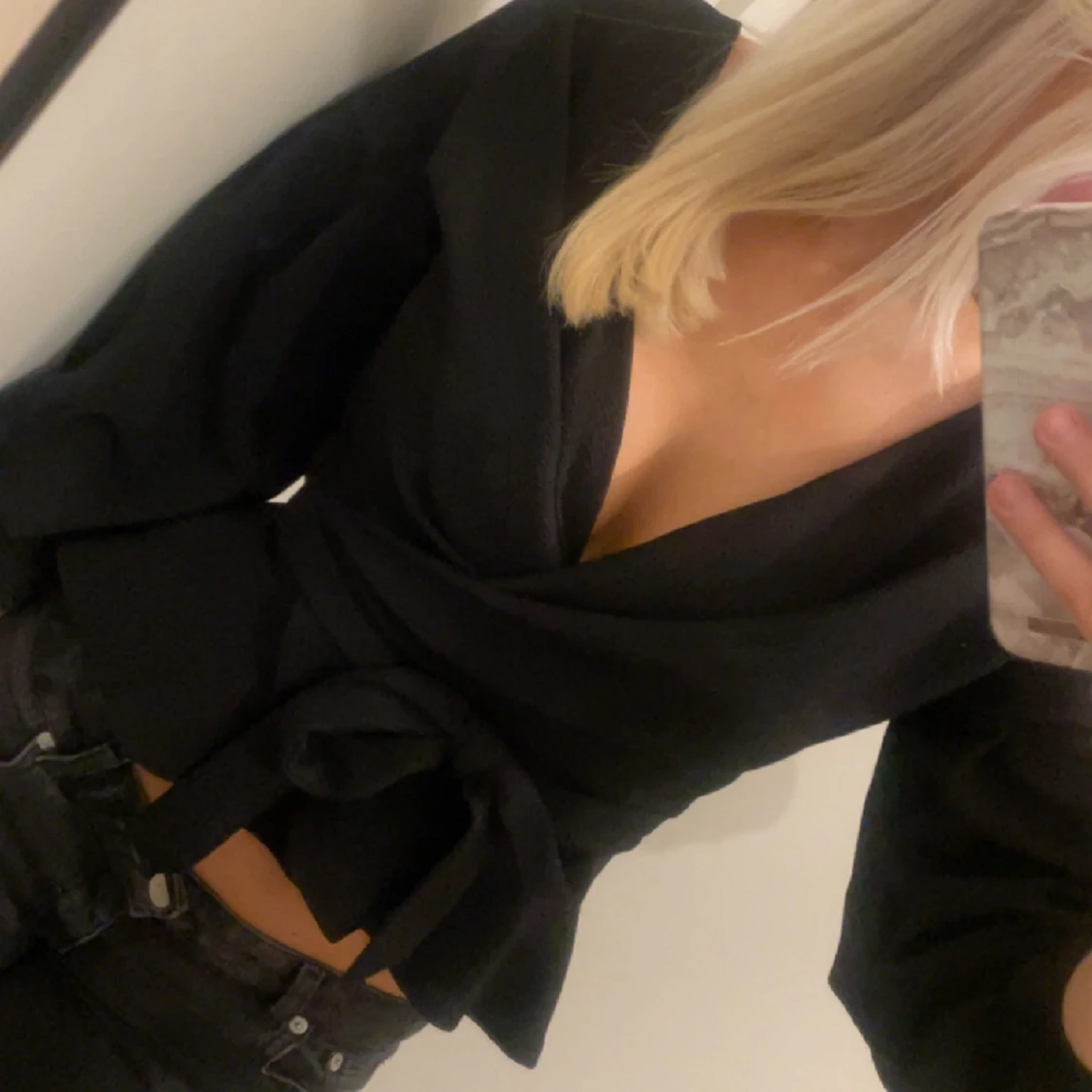 Svart omlott blus/ tunika med volang