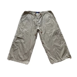 Cargoshorts - Långa shorts i cargomodell! Uppskattas till storlek S/M. Passar att ha midwaisted/lowwaisted. Hör av dig om du är intresserad, vill få mått eller har andra frågor!<3