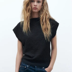 Zara topp - Oanvänd Zara topp med textur och snygg passform. 