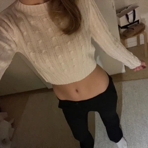 Stickad topp - En fin vit stickat tröja, croppad och passar super med ett linne under! Storlek xs men skulle säga att den passar 34/36❣️