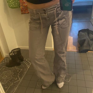 Cargobyxor lågmidjade - Cargobyxor med lite bootcut från Frankrike! 