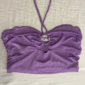 Lila topp - Cool topp från NA-KD , ganska stor i bysten