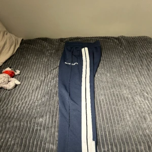 Palm angels byxor  - Tjena säljer nu mina palm angels byxor i storlek XL då dom var lite stora för mig byxorna är i bra skick och inga skador köpta på mintoo