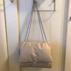 Axelremsväska - Beige/cremefärgad axelremsväska i gott skick. 