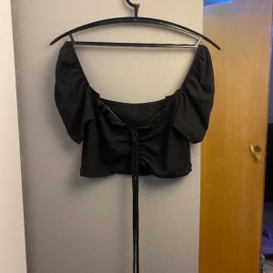 Svart topp  - Svart topp från shein storlek M skulle passa som S oxå 