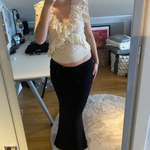 Långkjol  - Jättesöt långkjol från Bikbok. Använd max 3-4 gånger så är i fint skick. Säljer då jag köpte en liknande❤️