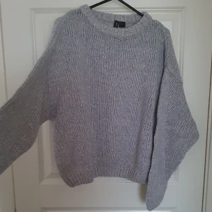 Mysig tjocktröja - Mysig tjocktröja i en ljusblå/grå nyans som inte används längrw Strl M. Inga defekter. 