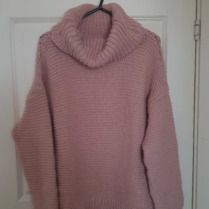 Rosa tjocktröja  - Väldigt varm rosa tjocktröja som kan användas som klänning om man är xs/s eller som en lite längre tjocktröja som kan va upp till L. Lång hals man kan vika med
