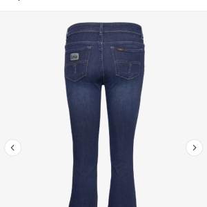 Säljer dessa lågmidjade bootcut jeans ifrån Lois. De ser svarta ut på bilderna men de är mörkblåa. Kommer inte till användning tyvärr och är som nya!! 💕Köpte för 1900 i Norge.
