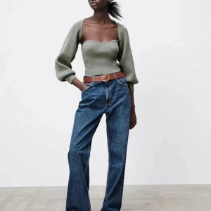 Topp + bolero set - Köpt för ganska längesen så finns nog inte kvar på hemsidan💗Storlek M men passar mig som vanligtvis har S. Toppen har prislappen kvar och boleron är bara använd ett fåtal gånger, så båda är i väldigt fint skick! 