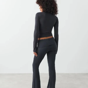 Gina Tricot soft folded byxor - Säljer dessa från Gina Tricot i storlek M! Fint skick, mycket sparsamt använda. Kan mötas i Stockholm eller skicka. Skickar gärna fler bilder! 