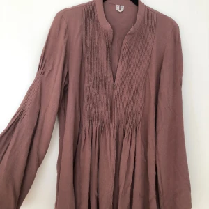 Arket blouse - Använd bara några gånger. Väldigt bra sikt. 60’talets stil med bredare armar och osynlig dragkedja i mitten som ger möjlighet att justera dekolletage.  Size 38, men kan även passa för 40 