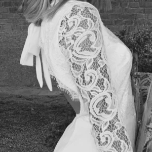 Jumpsuit - Vit jumpsuit använd 1 gång, är i fint skick. Köpt från Nelly 2019, nypris 499kr.  