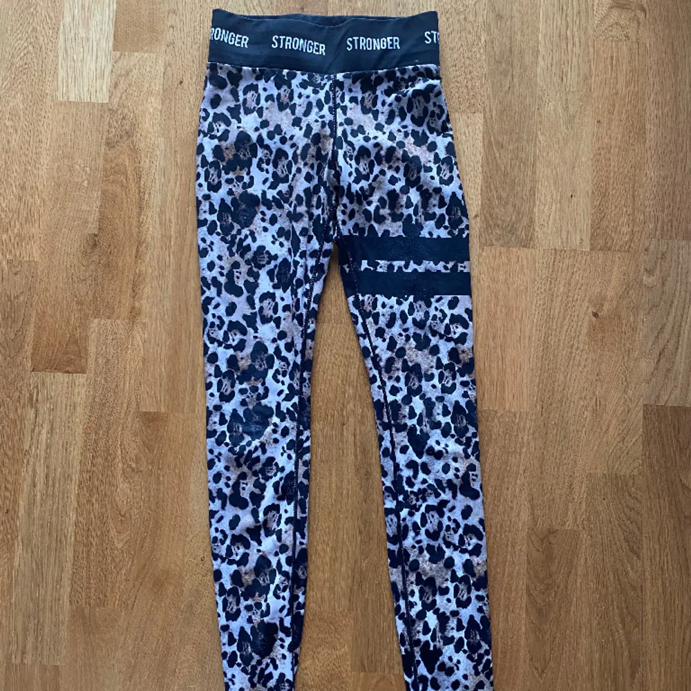 Säljer ett par träningstights med leopardmönster. De är så bekväma och väl använda men i mycket god skick🤎 Köpta för 700kr säljer för 170kr . Jeans & Byxor.