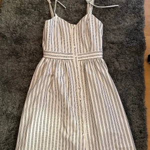 klänning - i princip oanvänd och skönt material