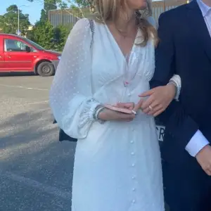 Intressekoll!! Kom med bud!!  Snygg vit klänning som passar till student/skolavslutning 🤍använd vid ett tillfälle. Tror inte den säljs längre, från Vero Moda  Tror nypris var ca 500 kr