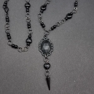 Handgjort halsband  - Handgjort halsband och exklusiv design 🖤●Material-glas, onix och zinklegeringar. Nickel fri. Längd: 50cm