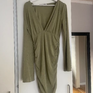 Grön klänning  - Grön klänning från NA-KD x Lovisa Wallin! Använd fåtal gånger. 