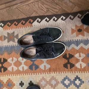 Lanvins - Gråa lanvins i 8/10 skick. Box o nya snören medföljer.