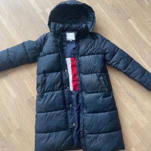 Super fin jacka från Tommy Hilfiger. Bra skick. 800kr. Nypris 2500